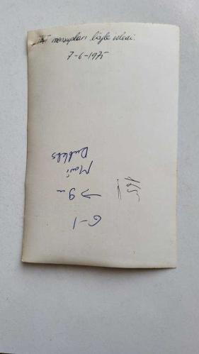 ESKİ DIŞİŞLERİ BAKANI ve TRT GENEL MÜDÜRÜ İSMAİL CEM İPEKÇİ'NİN ORİJİNAL 5'Lİ FOTOĞRAF SETİ - 18 x 12 cm EBADINDA - İSMAİL CEM, TRT'DEKİ GÖREVİNİN SON GÜNÜNDE MESAİSİNİ TAMAMLAYIP BİNADAN AYRILDIĞI SÜREÇTE KENDİSİNİ KARŞILAYAN BASIN MENSUPLARININ, TRT BİNASI GİRİŞİNİN ve PENCERELERDEN KENDİSİNİ İZLEYEN TRT MENSUPLARININ YER ALDIĞI 5 FARKLI KARE, 7 HAZİRAN 1975