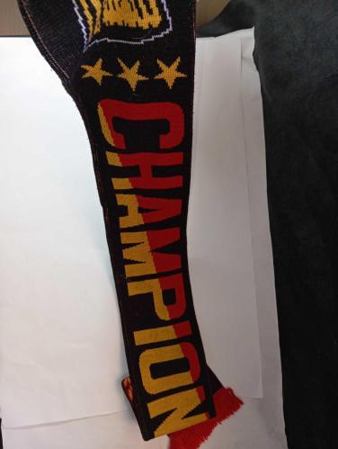 ViNTAGE Avrupa'nın fatihi Galatasaray GS atkı. Resimlerdeki haliyle koleksiyon dekorluk kullanimlik