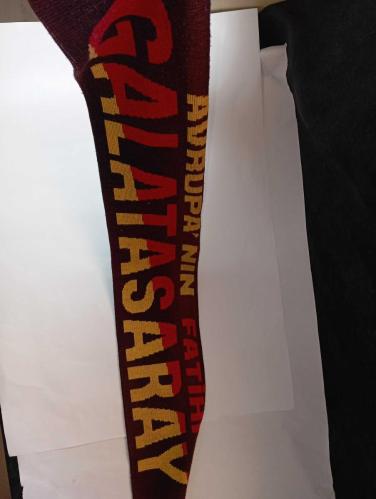 ViNTAGE Avrupa'nın fatihi Galatasaray GS atkı. Resimlerdeki haliyle koleksiyon dekorluk kullanimlik