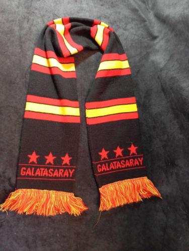 Çift taraflı Galatasaray GS atkı. Resimlerdeki haliyle koleksiyon dekorluk kullanimlik
