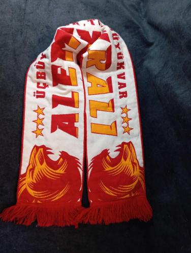 Alemin kralı Galatasaray GS atkı. Resimlerdeki haliyle koleksiyon dekorluk kullanimlik