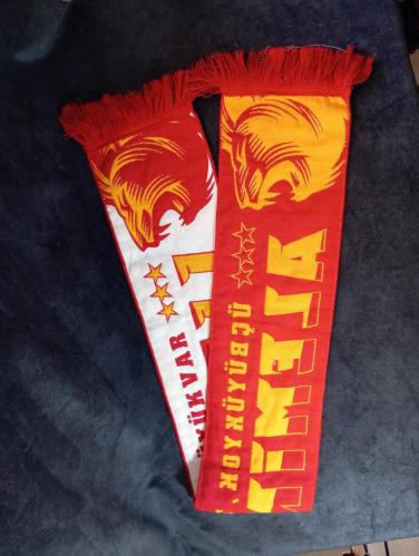 Alemin kralı Galatasaray GS atkı. Resimlerdeki haliyle koleksiyon dekorluk kullanimlik