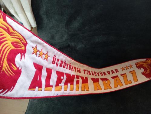 Alemin kralı Galatasaray GS atkı. Resimlerdeki haliyle koleksiyon dekorluk kullanimlik