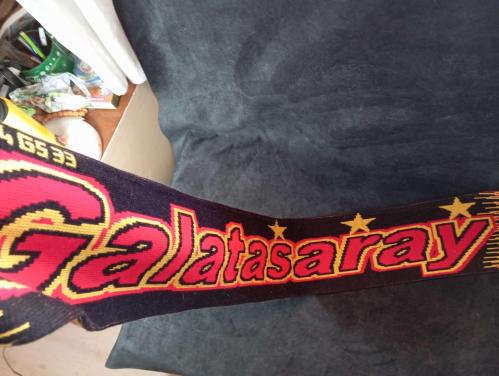 Vintage Galatasaray GS atkı. Resimlerdeki haliyle koleksiyon dekorluk kullanimlik