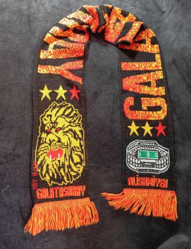 Vintage Galatasaray GS atkı. Resimlerdeki haliyle koleksiyon dekorluk kullanimlik
