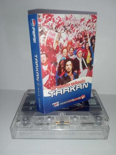 Kaset Tarkan Bir Oluruz Yolunda Milli Takım Özel Pepsi Albümü. Orijinal sorunsuz çalışıyor koleksiyonluk. Bir Oluruz Yolunda