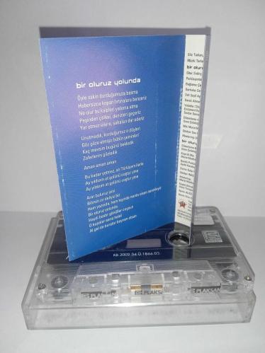 Kaset Tarkan Bir Oluruz Yolunda Milli Takım Özel Pepsi Albümü. Orijinal sorunsuz çalışıyor koleksiyonluk. Bir Oluruz Yolunda