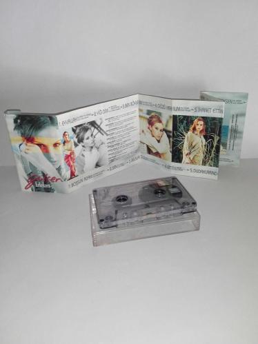Kaset Gülşen erkeksen albümü. Orijinal. Kartonet bir yerinde bantlı, eksiği yok. Kaset sorunsuz çalışıyor