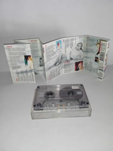 Kaset Gülşen erkeksen albümü. Orijinal. Kartonet bir yerinde bantlı, eksiği yok. Kaset sorunsuz çalışıyor