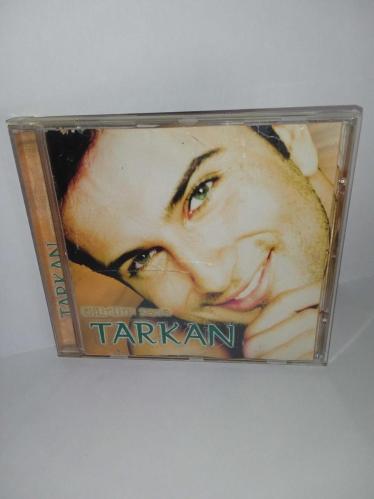 CD Tarkan ölürüm sana albümü. Orijinal. 1997 sarı bandrollü dönem baskı albüm. Kartonet yorgun. Cd kutusunda çatlaklar var. Cd de dinlemeyi etkilemeyen yoğun çizikler var, benim cihazımda sorunsuz çalıştı. hassas cihazlarda çalışmayabilir lütfen bu duruma göre alım yapınız. fiyata yansıtılmıştır.