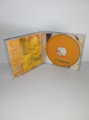 CD Tarkan ölürüm sana albümü. Orijinal. 1997 sarı bandrollü dönem baskı albüm. Kartonet yorgun. Cd kutusunda çatlaklar var. Cd de dinlemeyi etkilemeyen yoğun çizikler var, benim cihazımda sorunsuz çalıştı. hassas cihazlarda çalışmayabilir lütfen bu duruma göre alım yapınız. fiyata yansıtılmıştır.