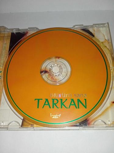 CD Tarkan ölürüm sana albümü. Orijinal. 1997 sarı bandrollü dönem baskı albüm. Kartonet yorgun. Cd kutusunda çatlaklar var. Cd de dinlemeyi etkilemeyen yoğun çizikler var, benim cihazımda sorunsuz çalıştı. hassas cihazlarda çalışmayabilir lütfen bu duruma göre alım yapınız. fiyata yansıtılmıştır.