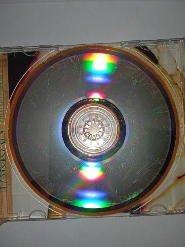 CD Tarkan ölürüm sana albümü. Orijinal. 1997 sarı bandrollü dönem baskı albüm. Kartonet yorgun. Cd kutusunda çatlaklar var. Cd de dinlemeyi etkilemeyen yoğun çizikler var, benim cihazımda sorunsuz çalıştı. hassas cihazlarda çalışmayabilir lütfen bu duruma göre alım yapınız. fiyata yansıtılmıştır.
