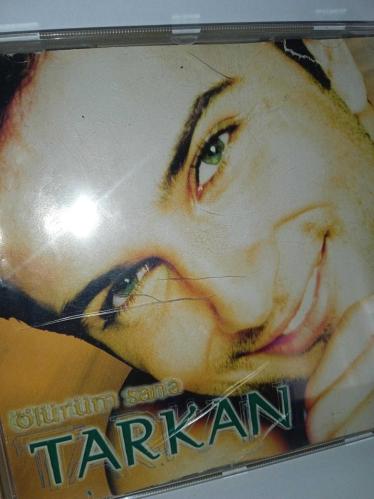 CD Tarkan ölürüm sana albümü. Orijinal. 1997 sarı bandrollü dönem baskı albüm. Kartonet yorgun. Cd kutusunda çatlaklar var. Cd de dinlemeyi etkilemeyen yoğun çizikler var, benim cihazımda sorunsuz çalıştı. hassas cihazlarda çalışmayabilir lütfen bu duruma göre alım yapınız. fiyata yansıtılmıştır.
