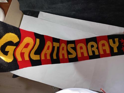 Eskilerden örme Galatasaray GS atkı. Resimlerdeki haliyle koleksiyon dekorluk kullanimlik