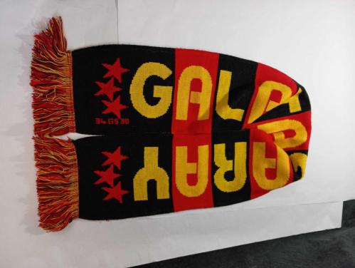 Eskilerden örme Galatasaray GS atkı. Resimlerdeki haliyle koleksiyon dekorluk kullanimlik