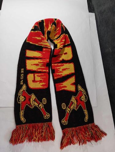 Eskilerden Galatasaray GS atkı. Resimlerdeki haliyle koleksiyon dekorluk kullanimlik