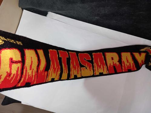 Eskilerden Galatasaray GS atkı. Resimlerdeki haliyle koleksiyon dekorluk kullanimlik