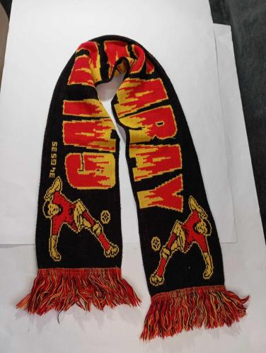 Eskilerden Galatasaray GS atkı. Resimlerdeki haliyle koleksiyon dekorluk kullanimlik