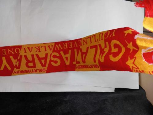 Eski dönem Galatasaray GS atkı. Resimlerdeki haliyle koleksiyon dekorluk kullanimlik