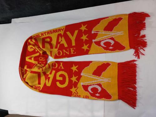 Eski dönem Galatasaray GS atkı. Resimlerdeki haliyle koleksiyon dekorluk kullanimlik