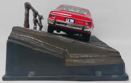 007 JAMES BOND AMC HORNET - THE MAN WITH THE GOLDEN GUN FİLMİ 1/43 ÖLÇEKLİ DİECAST MODEL ARAÇ KAİDE VE PANORAMİK GÖRÜNTÜLÜ AKRİLİK KORUMALI KUTUSUNDA