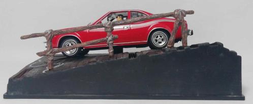 007 JAMES BOND AMC HORNET - THE MAN WITH THE GOLDEN GUN FİLMİ 1/43 ÖLÇEKLİ DİECAST MODEL ARAÇ KAİDE VE PANORAMİK GÖRÜNTÜLÜ AKRİLİK KORUMALI KUTUSUNDA