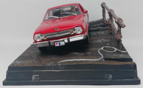007 JAMES BOND AMC HORNET - THE MAN WITH THE GOLDEN GUN FİLMİ 1/43 ÖLÇEKLİ DİECAST MODEL ARAÇ KAİDE VE PANORAMİK GÖRÜNTÜLÜ AKRİLİK KORUMALI KUTUSUNDA