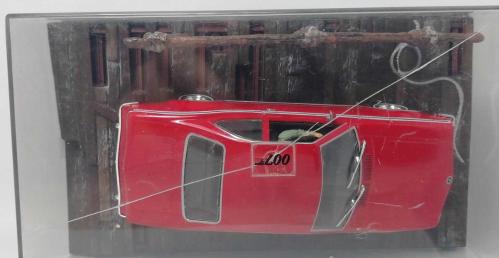 007 JAMES BOND AMC HORNET - THE MAN WITH THE GOLDEN GUN FİLMİ 1/43 ÖLÇEKLİ DİECAST MODEL ARAÇ KAİDE VE PANORAMİK GÖRÜNTÜLÜ AKRİLİK KORUMALI KUTUSUNDA