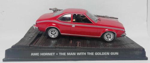 007 JAMES BOND AMC HORNET - THE MAN WITH THE GOLDEN GUN FİLMİ 1/43 ÖLÇEKLİ DİECAST MODEL ARAÇ KAİDE VE PANORAMİK GÖRÜNTÜLÜ AKRİLİK KORUMALI KUTUSUNDA