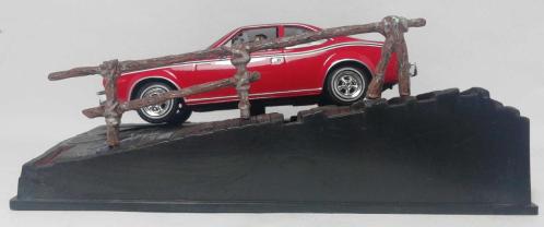 007 JAMES BOND AMC HORNET - THE MAN WITH THE GOLDEN GUN FİLMİ 1/43 ÖLÇEKLİ DİECAST MODEL ARAÇ KAİDE VE PANORAMİK GÖRÜNTÜLÜ AKRİLİK KORUMALI KUTUSUNDA