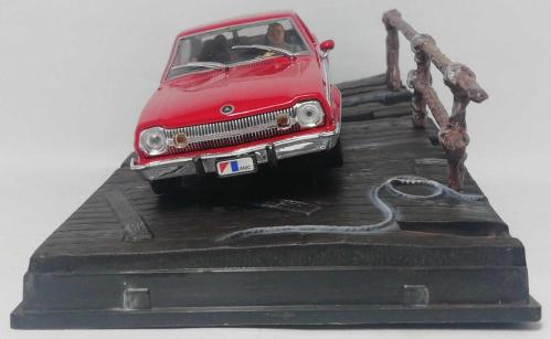 007 JAMES BOND AMC HORNET - THE MAN WITH THE GOLDEN GUN FİLMİ 1/43 ÖLÇEKLİ DİECAST MODEL ARAÇ KAİDE VE PANORAMİK GÖRÜNTÜLÜ AKRİLİK KORUMALI KUTUSUNDA
