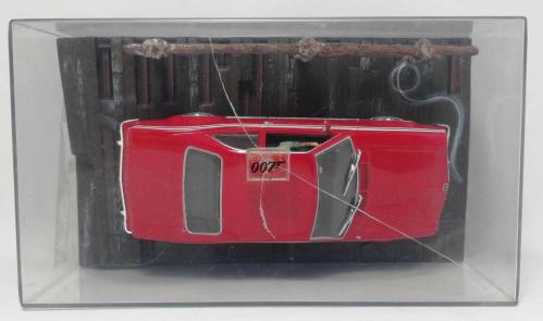 007 JAMES BOND AMC HORNET - THE MAN WITH THE GOLDEN GUN FİLMİ 1/43 ÖLÇEKLİ DİECAST MODEL ARAÇ KAİDE VE PANORAMİK GÖRÜNTÜLÜ AKRİLİK KORUMALI KUTUSUNDA