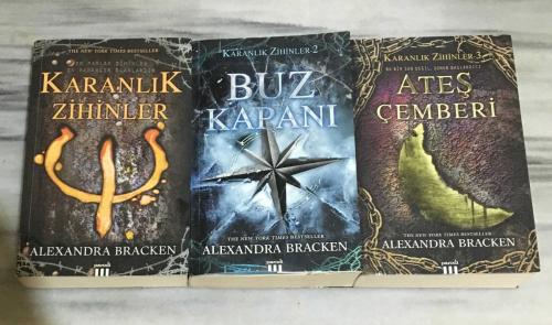 KARANLIK ZİHİNLER Serisi 1.2.3. KİTAPLAR ( TAKIM ) ( Karanlık Zihinler - Buz Kapanı - Ateş Çemberi )