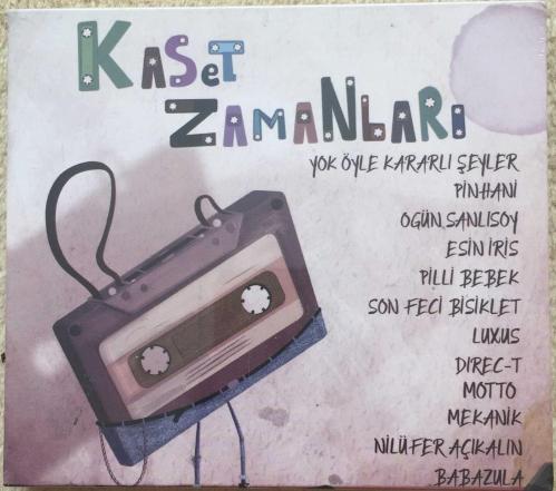 Kaset Zamanları - (ambalajında CD) / (Yok Öyle Kararlı Şeyler, Ogün Şanlısoy, Esin İris, Pilli Bebek, Pinhani, Son Feci Bisiklet, Luxus, Motto, Mekanik, Direc-T, Nilüfer Açıkalın, Babazula)