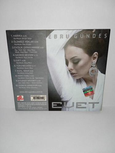 CD Ebru Gündeş Evet albümü. Orijinal. Kitapçık mevcut. Dinlemeyi etkilemeyen çizikler var. Sorunsuz çalışıyor.