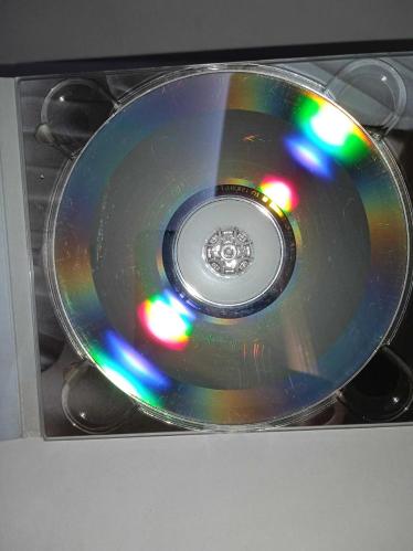 CD Ebru Gündeş Evet albümü. Orijinal. Kitapçık mevcut. Dinlemeyi etkilemeyen çizikler var. Sorunsuz çalışıyor.