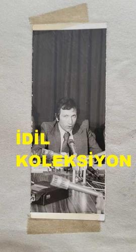 ESKİ DIŞİŞLERİ BAKANI ve TRT GENEL MÜDÜRÜ İSMAİL CEM İPEKÇİ'NİN ORİJİNAL FOTOĞRAFI - 12 x 4,5 cm EBADINDA - İSMAİL CEM, BASIN AÇIKLAMASI YAPARKEN ÇEKİLMİŞ BİR KARE