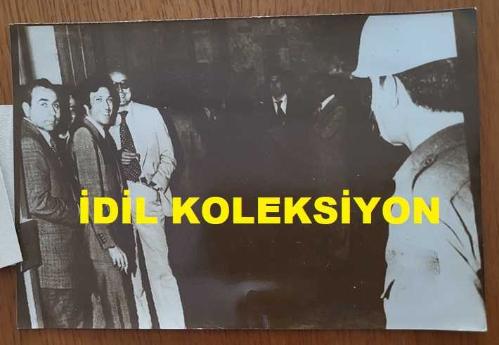 ESKİ DIŞİŞLERİ BAKANI ve TRT GENEL MÜDÜRÜ İSMAİL CEM İPEKÇİ'NİN ORİJİNAL AJANS-BASIN FOTOĞRAFI - 18 x 12 cm EBADINDA - İSMAİL CEM, TRT BİNASINA SOKULMADIĞI GÜN KAPIDA ZABIT TUTULMASINI BEKLERKEN ÇEKİLMİŞ BİR KARE. 6 HAZİRAN 1975, TURGUT MANTAR