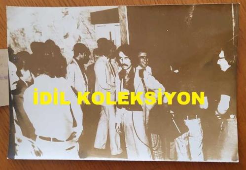 ESKİ DIŞİŞLERİ BAKANI ve TRT GENEL MÜDÜRÜ İSMAİL CEM İPEKÇİ'NİN ORİJİNAL AJANS-BASIN FOTOĞRAFI - 18 x 12 cm EBADINDA - İSMAİL CEM ve GAZETECİLERİN TRT BİNASINA ALINMADIĞI GÜN GAZETECİLERİN GENEL MÜDÜRLÜĞÜ ÖNÜNDE BEKLEDİKLERİ ANLARDA ÇEKİLMİŞ BİR KARE. 6 HAZİRAN 1975