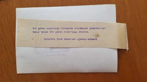 ESKİ DIŞİŞLERİ BAKANI ve TRT GENEL MÜDÜRÜ İSMAİL CEM İPEKÇİ'NİN ORİJİNAL AJANS-BASIN FOTOĞRAFI - 18 x 12 cm EBADINDA - İSMAİL CEM ve GAZETECİLERİN TRT BİNASINA ALINMADIĞI GÜN GAZETECİLERİN GENEL MÜDÜRLÜĞÜ ÖNÜNDE BEKLEDİKLERİ ANLARDA ÇEKİLMİŞ BİR KARE. 6 HAZİRAN 1975