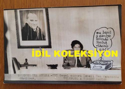 ESKİ DIŞİŞLERİ BAKANI ve TRT GENEL MÜDÜRÜ İSMAİL CEM İPEKÇİ'NİN KARİKATÜR ÇİZİMLİ ORİJİNAL AJANS-BASIN FOTOĞRAFI - 18 x 12 cm EBADINDA - İSMAİL CEM'İN MAKAMINDA OTURDUĞU BİR FOTOĞRAF ÜZERİNE AJANS TARAFINDAN RADYO KARİKATÜRÜ ÇİZİLMİŞ (ORİJİNAL İLK ÇİZİM HALİYLE)