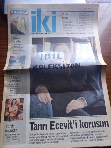 Radikal İki Gazetesi - Turkish Newspaper - 19 Mayıs 2002 - Sayı 293 - Yaşar Kemal dünyamızda su katılmamış benim İnce Memed'lerde mecbur diye söz ettiğim insanlar var fotoğraf - 19 Mayıs gösterileri - yürek hoplatan Sheryl Crow - Tanrı Bülent Ecevit'i korusun - Mozart günleri - Banu Haznedar'ın takı sergisi Bis heykel ve takı galerisinde - tiyatro yeni bir hayat için - güçlü devlet zayıf hükümet yazan Ahmet İnsel - Luna zeytinyağı - solda cürmü kadar yer yakacakıp kıpraşmalar yazan Ahmet Çakmak - ev kadını ya da hiçbir şey olmak yazan Gönül Kıvılcım - Yedi milyarda 11 kişi yazan Lale Müldür - soylu insanlar mecbur insanlar yazan Özdemir İnce - Bir adet 19 Mayıs yazı gösterisi yazan Cihan Demirci - Kör Talih'in henüz legal albümü yok- Gün Zileli'nin havariler kitabı yazan Sezai Sarıoğlu - Zeki Demirkubuz C Blok'tan itirafa Yazan S. Ruken Öztürk - Aslan asker Şvayk'ın fars hali yazan Sevda Şener - yumuşak g sizin olsun yazan Can Gürzap - Evren biter Yıldız savaşları bitmez