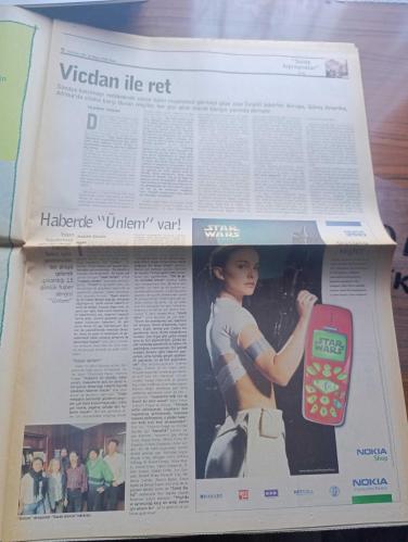 Radikal İki Gazetesi - Turkish Newspaper - 19 Mayıs 2002 - Sayı 293 - Yaşar Kemal dünyamızda su katılmamış benim İnce Memed'lerde mecbur diye söz ettiğim insanlar var fotoğraf - 19 Mayıs gösterileri - yürek hoplatan Sheryl Crow - Tanrı Bülent Ecevit'i korusun - Mozart günleri - Banu Haznedar'ın takı sergisi Bis heykel ve takı galerisinde - tiyatro yeni bir hayat için - güçlü devlet zayıf hükümet yazan Ahmet İnsel - Luna zeytinyağı - solda cürmü kadar yer yakacakıp kıpraşmalar yazan Ahmet Çakmak - ev kadını ya da hiçbir şey olmak yazan Gönül Kıvılcım - Yedi milyarda 11 kişi yazan Lale Müldür - soylu insanlar mecbur insanlar yazan Özdemir İnce - Bir adet 19 Mayıs yazı gösterisi yazan Cihan Demirci - Kör Talih'in henüz legal albümü yok- Gün Zileli'nin havariler kitabı yazan Sezai Sarıoğlu - Zeki Demirkubuz C Blok'tan itirafa Yazan S. Ruken Öztürk - Aslan asker Şvayk'ın fars hali yazan Sevda Şener - yumuşak g sizin olsun yazan Can Gürzap - Evren biter Yıldız savaşları bitmez