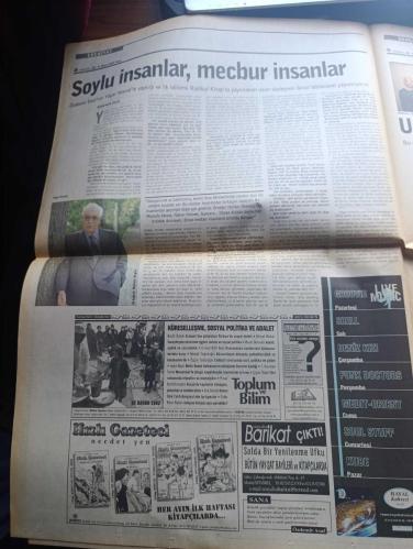Radikal İki Gazetesi - Turkish Newspaper - 19 Mayıs 2002 - Sayı 293 - Yaşar Kemal dünyamızda su katılmamış benim İnce Memed'lerde mecbur diye söz ettiğim insanlar var fotoğraf - 19 Mayıs gösterileri - yürek hoplatan Sheryl Crow - Tanrı Bülent Ecevit'i korusun - Mozart günleri - Banu Haznedar'ın takı sergisi Bis heykel ve takı galerisinde - tiyatro yeni bir hayat için - güçlü devlet zayıf hükümet yazan Ahmet İnsel - Luna zeytinyağı - solda cürmü kadar yer yakacakıp kıpraşmalar yazan Ahmet Çakmak - ev kadını ya da hiçbir şey olmak yazan Gönül Kıvılcım - Yedi milyarda 11 kişi yazan Lale Müldür - soylu insanlar mecbur insanlar yazan Özdemir İnce - Bir adet 19 Mayıs yazı gösterisi yazan Cihan Demirci - Kör Talih'in henüz legal albümü yok- Gün Zileli'nin havariler kitabı yazan Sezai Sarıoğlu - Zeki Demirkubuz C Blok'tan itirafa Yazan S. Ruken Öztürk - Aslan asker Şvayk'ın fars hali yazan Sevda Şener - yumuşak g sizin olsun yazan Can Gürzap - Evren biter Yıldız savaşları bitmez