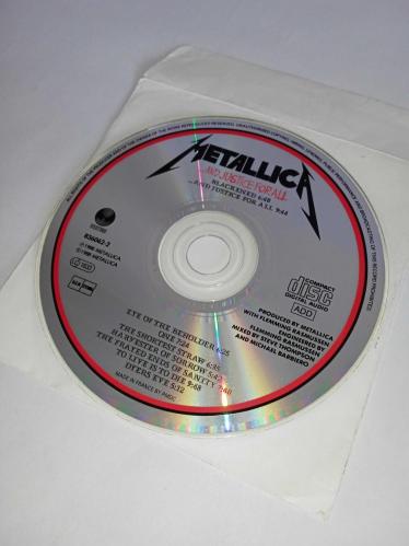 CD Metallica and justice for all albümü. Orijinal. 1988 Fransa dönem baskı. Kartoneti yok. Dinlemeyi etkilemeyen yoğun çizikler var. Baştan sona sorunsuz çalışıyor.