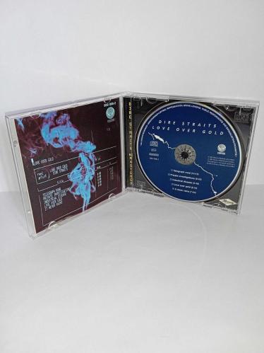 CD Dire Straits love over gold Remastered. 1996 baskı Orijinal. Dinlemeyi etkilemeyen çizikler var, sorunsuz çalışıyor. Kartoneti tertemiz Koleksiyonluk