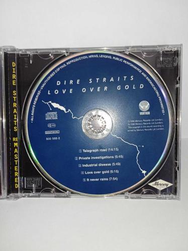 CD Dire Straits love over gold Remastered. 1996 baskı Orijinal. Dinlemeyi etkilemeyen çizikler var, sorunsuz çalışıyor. Kartoneti tertemiz Koleksiyonluk