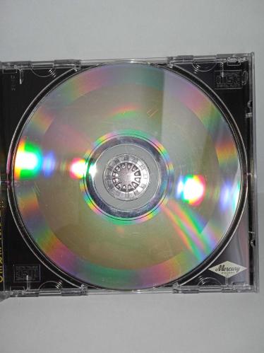 CD Dire Straits love over gold Remastered. 1996 baskı Orijinal. Dinlemeyi etkilemeyen çizikler var, sorunsuz çalışıyor. Kartoneti tertemiz Koleksiyonluk