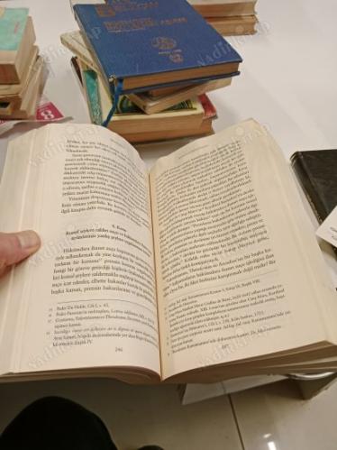 Kanunların Ruhu Üzerine (Kanunların Ruhu'nun Savunması İle) ( Orijinal Kitap Ayraçlı )